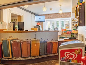 Reception - YHA Hartington Hall - Hostel (Buxton)