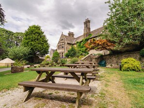 Garden - YHA Hartington Hall - Hostel (Buxton)