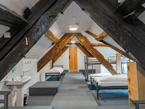 1 bedroom, bed sheets