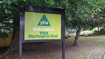 A sign welcoming visitors to YHA Hartington Hall.