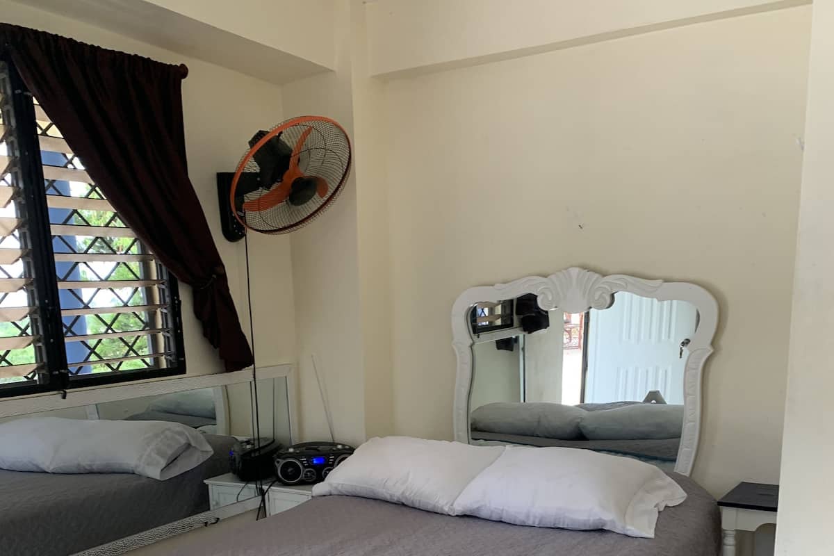 Quarto | 8 quartos, roupas de cama premium, espaço de trabalho para notebook