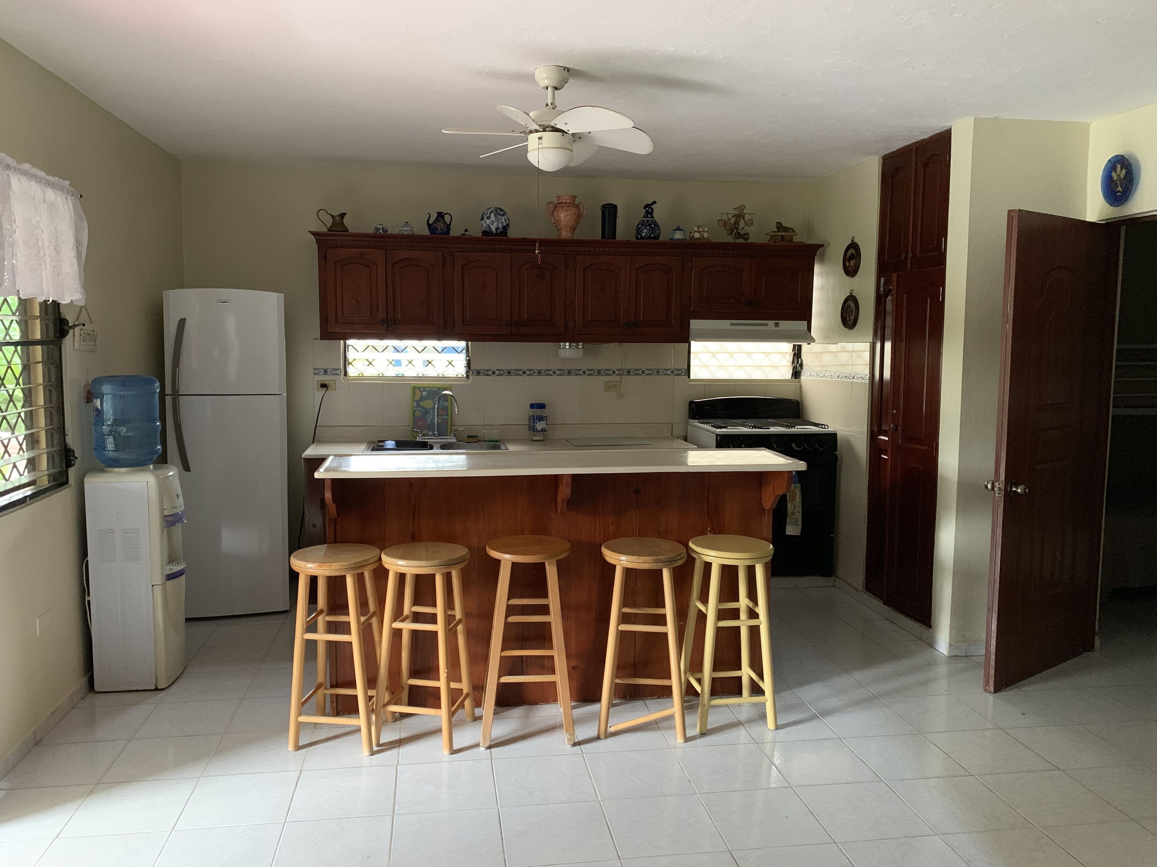 Nhà, 3 phòng ngủ, 2 phòng tắm, quang cảnh sân vườn | Khu phòng khách | TV, đầu đĩa DVD 