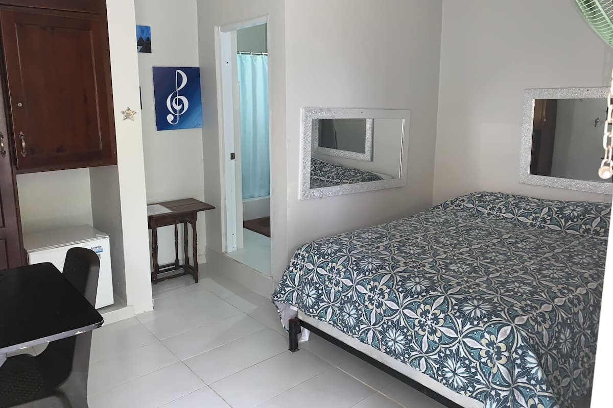 Alicia Room No. A3 | 8 quartos, roupas de cama premium, espaço de trabalho para notebook