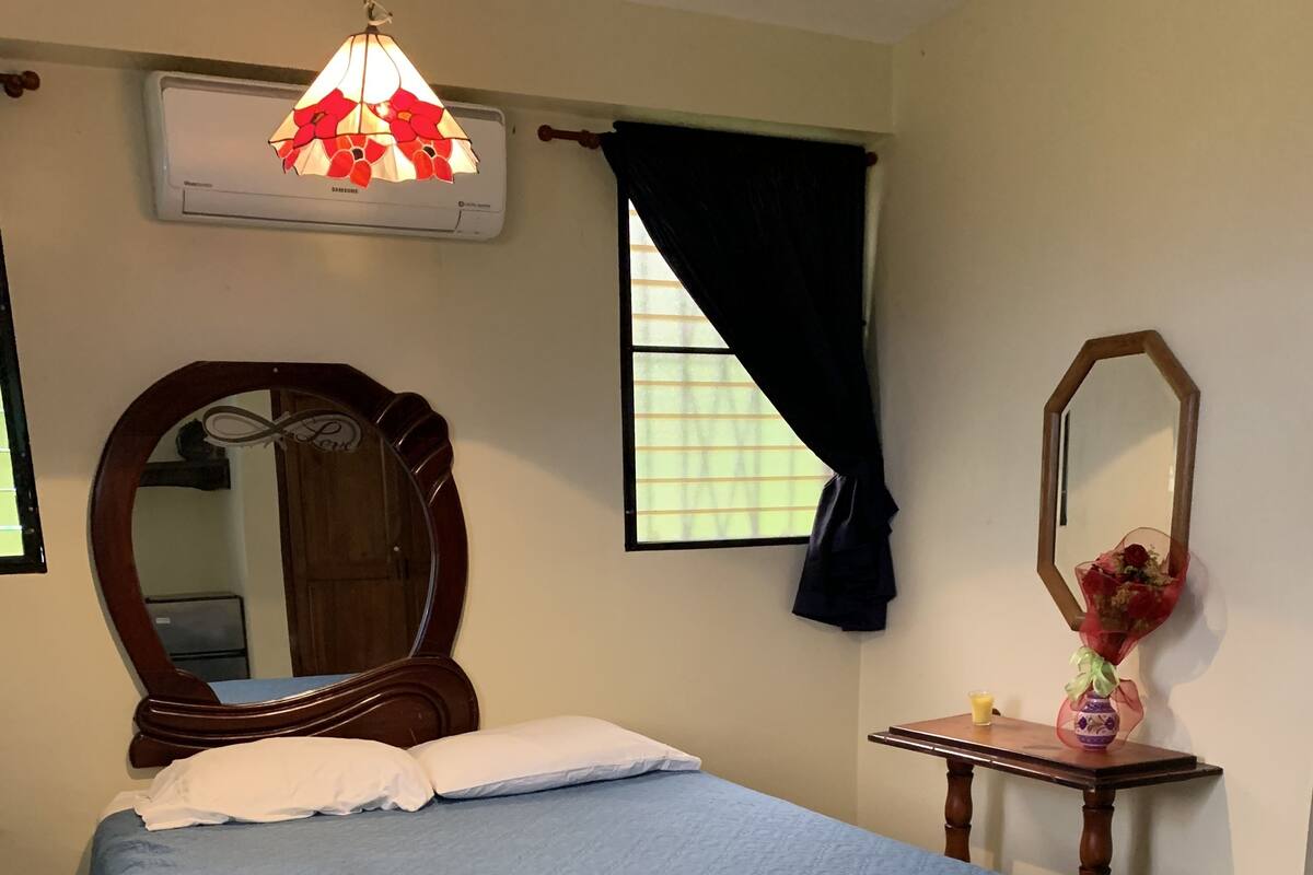 Emily Room No. E  | 8 quartos, roupas de cama premium, espaço de trabalho para notebook