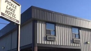 A modern building with a sign for Pickle Lake Hotel and a dining room. - Pickle Lake Hotel (Pickle Lake)