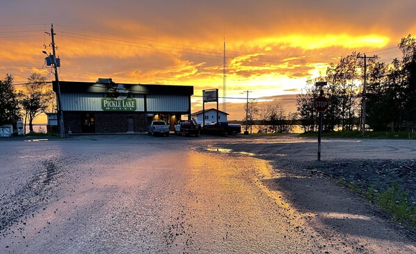 Property entrance - Pickle Lake Hotel (Pickle Lake)