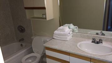 Apartment, 2 Schlafzimmer, Küche, Seeblick | Badezimmer | Duschwanne, Komfortbadewanne, kostenlose Toilettenartikel, Haartrockner