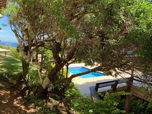 2 piscinas al aire libre, una piscina con borde infinito