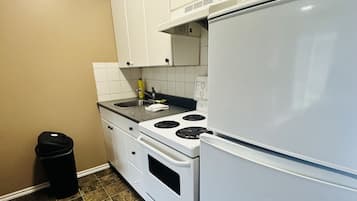 Habitación doble, varias camas, cocineta | Cocina privada | Refrigerador con congelador, microondas y parrilla de estufa