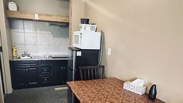 Refrigerador con congelador, microondas y parrilla de estufa