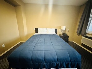 Room, 1 Queen Bed | 1 bedroom, desk, laptop workspace, soundproofing - Voyageur Motel (Rocky Mountain House)