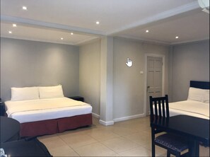 Familiekamer, 2 queensize bedden | Een strijkplank/strijkijzer, gratis wifi, beddengoed