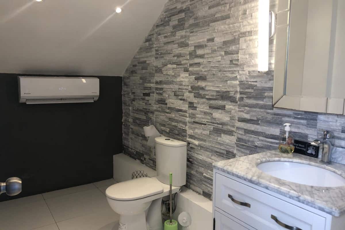 shower, free toiletries, towels