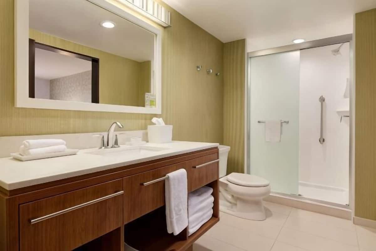 Bathroom | Hydromassage showerhead, free toiletries, hair dryer, towels