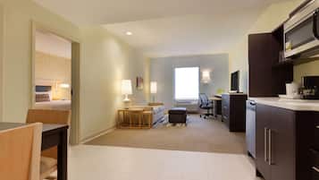 Suite, 1 King Bed | Desk, iron/ironing board, free WiFi