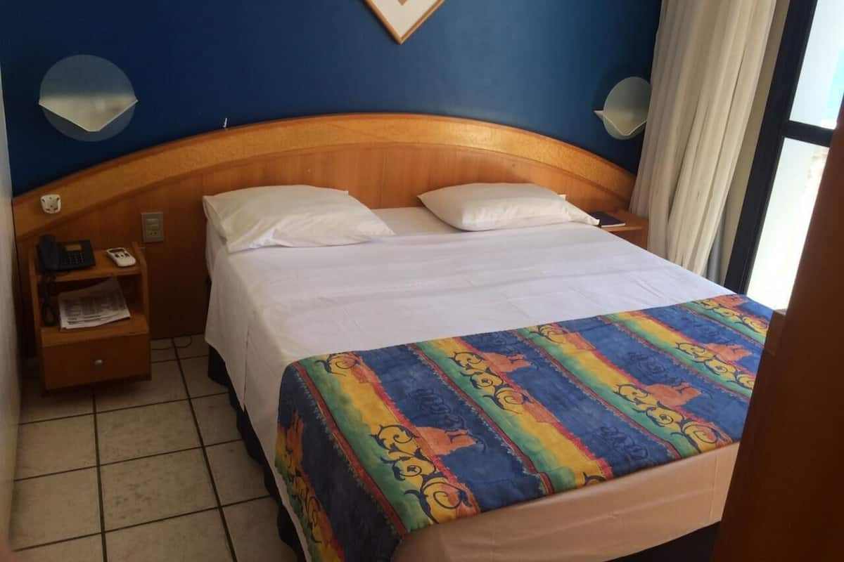 Minibar, decoración personalizada, muebles diferentes y escritorio