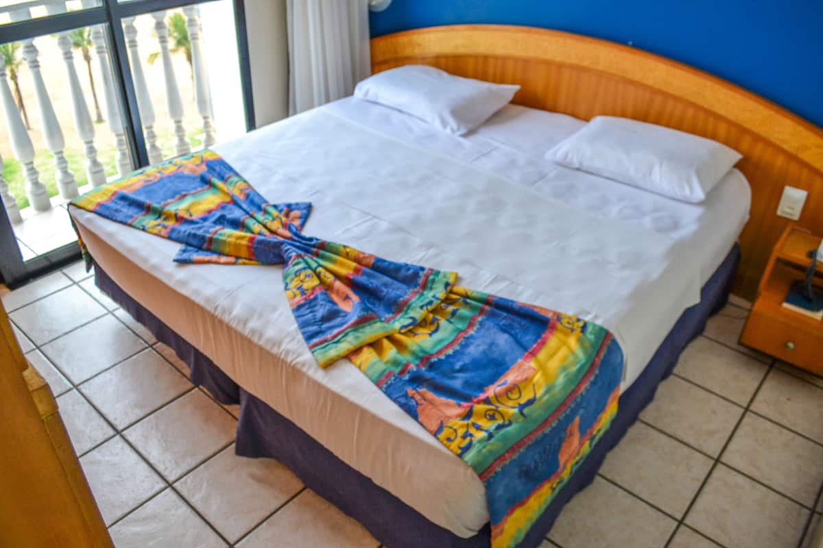 Habitación triple, vista a la playa | Minibar, decoración personalizada, muebles diferentes y escritorio
