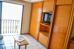 Minibar, decoració individual, mobiliari individual i escriptori
