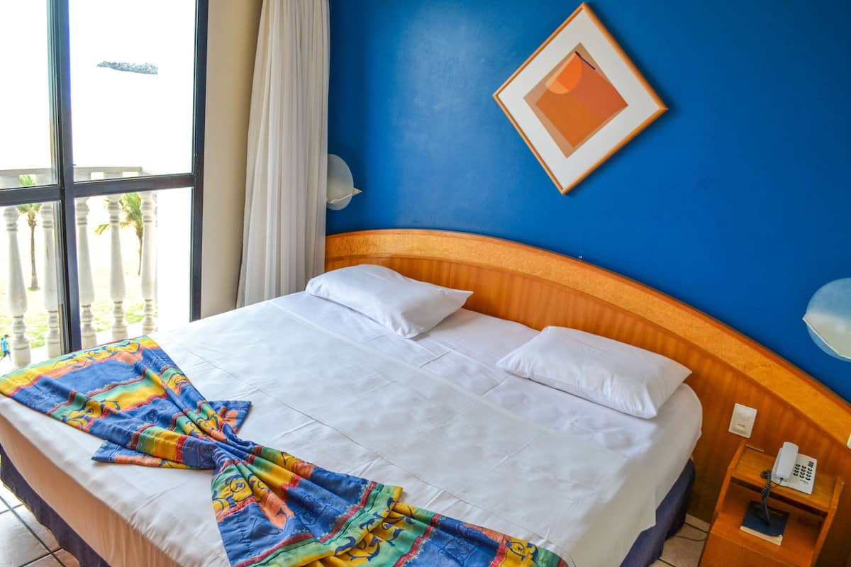 Minibar, decoración personalizada, muebles diferentes y escritorio