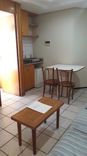 Placa de cuina i utensilis de cuina, vaixella i coberteria