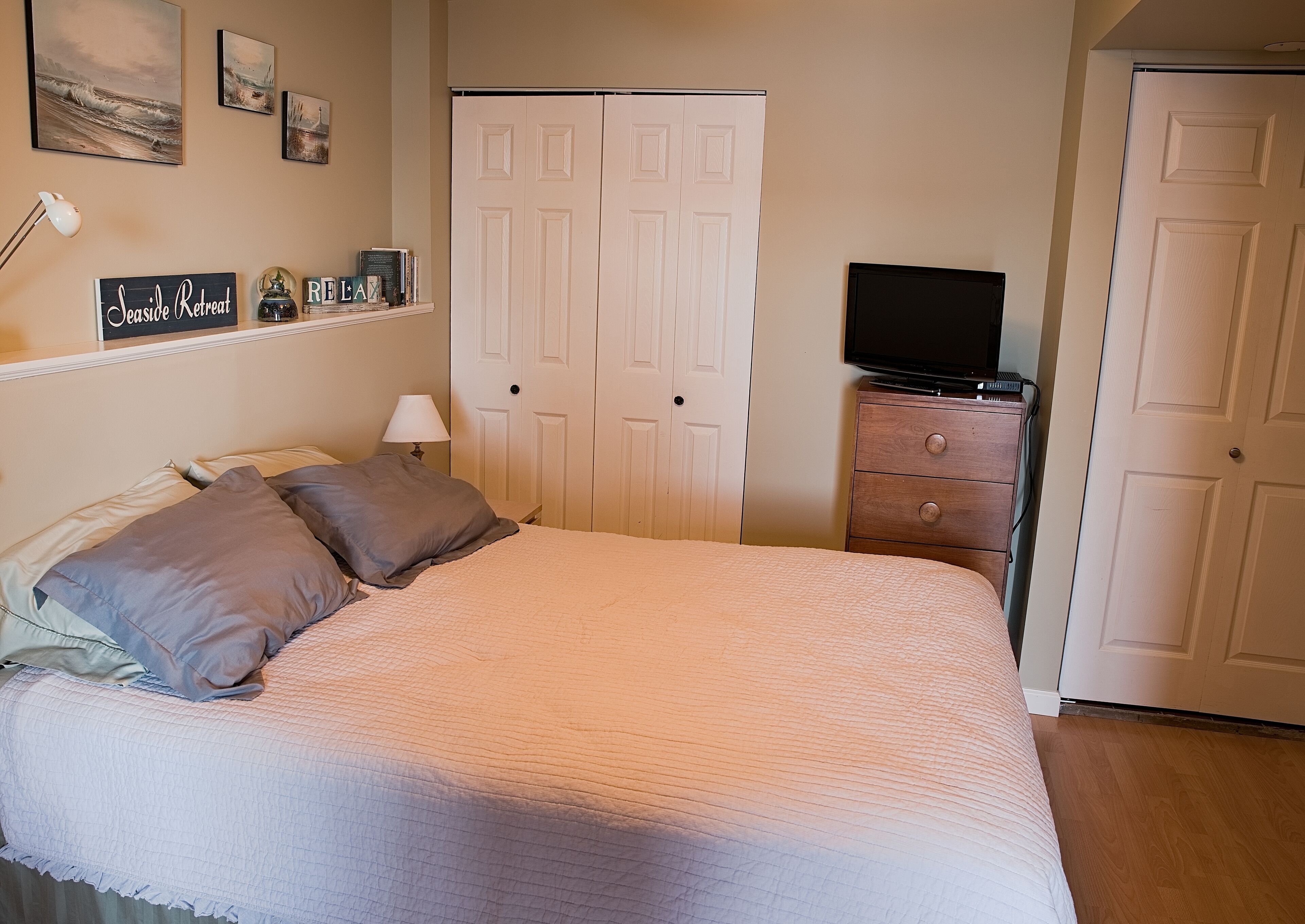 1 bedroom, premium bedding, desk, soundproofing