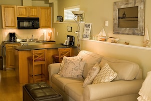 Suite, 1 cama de matrimonio con sofá cama, vistas al mar | Cocina básica privada | Frigorífico, microondas, horno y placa de cocina