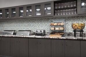 Free daily full breakfast  - Homewood Suites by Hilton Washington DC NoMa Union Station (Washington)