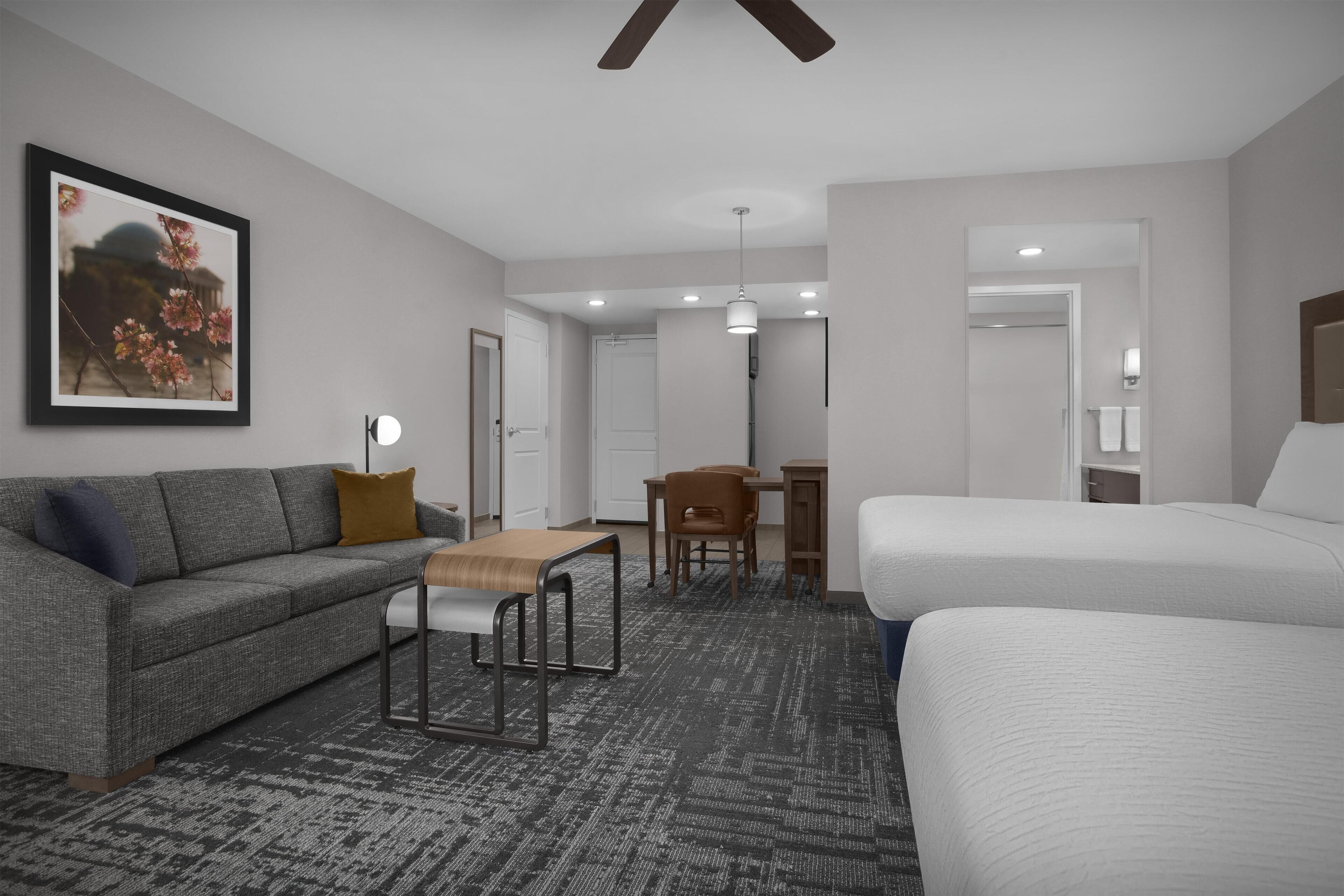 Estudio, 2 camas Queen size, para no fumadores | Área de sala de estar | Televisión de pantalla plana y estación para reproductor de MP3 