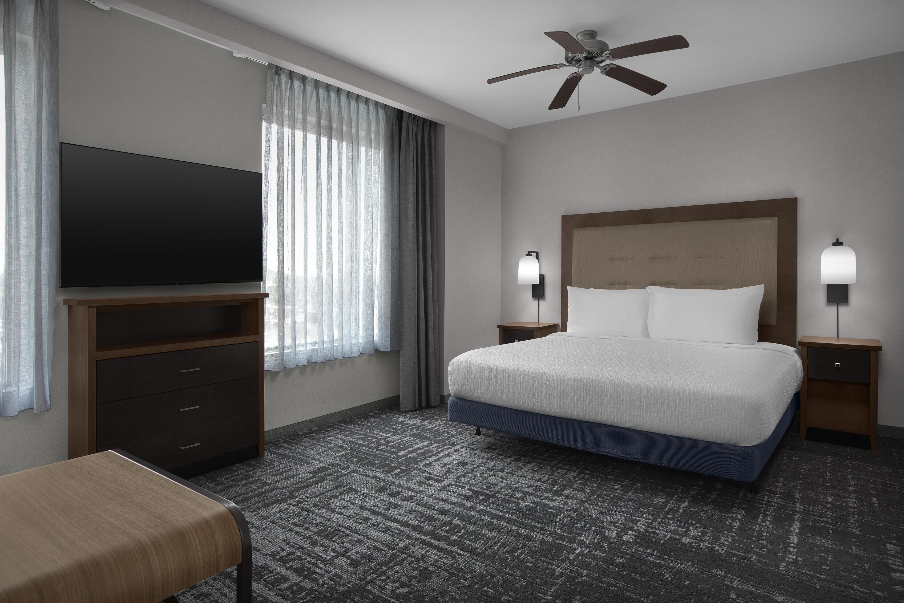 Suite, 1 cama King size, con acceso para personas discapacitadas (Roll In Shower) | Caja de seguridad en la habitación y escritorio 