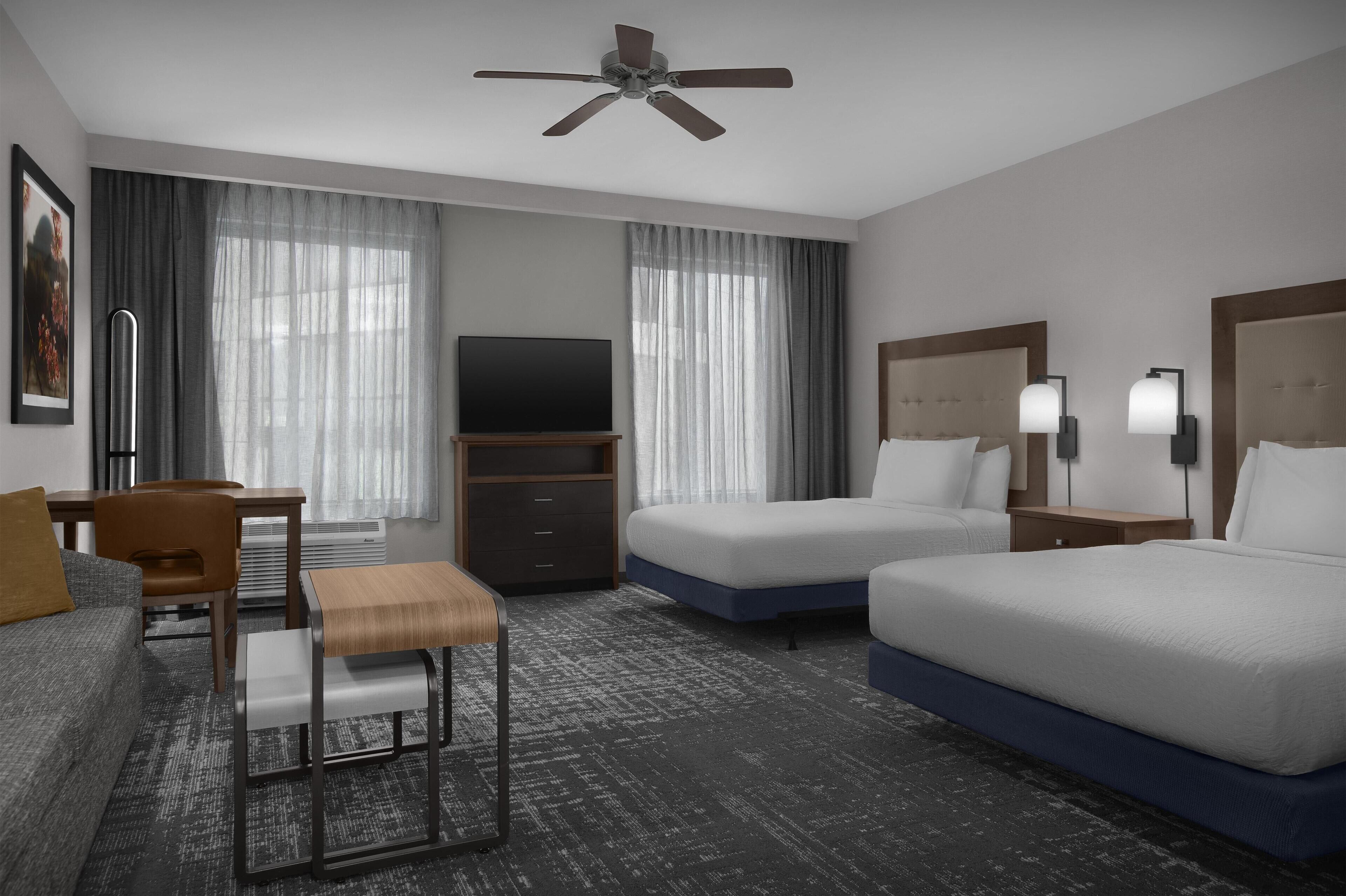 Estudio, 2 camas Queen size, con acceso para personas discapacitadas (Roll In Shower) | Área de sala de estar | Televisión de pantalla plana y estación para reproductor de MP3 