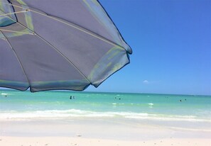 Beach nearby, white sand, sun-loungers, beach umbrellas - Siesta Key Inn (Siesta Key)