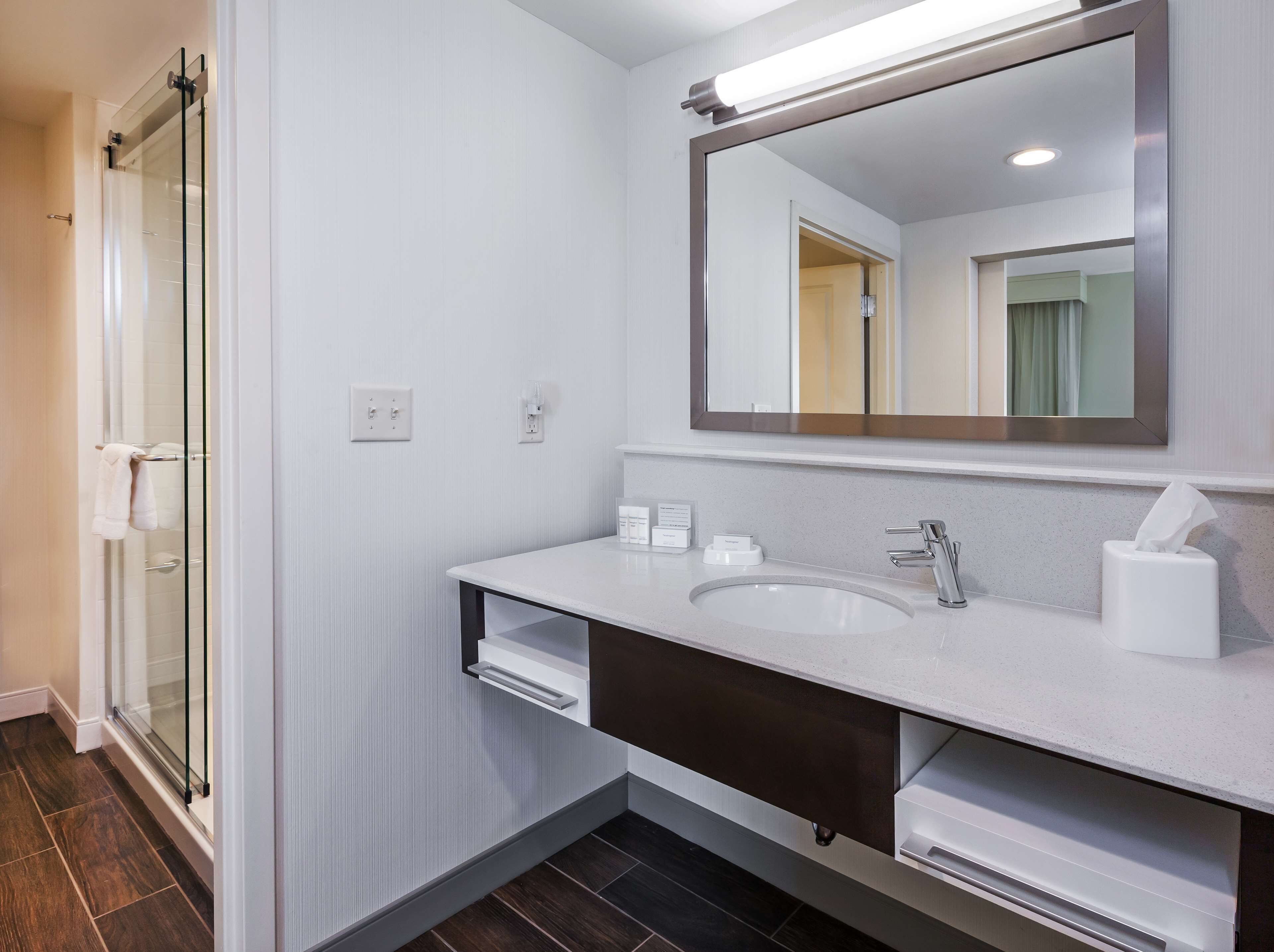 combined shower/bathtub, hair dryer, towels