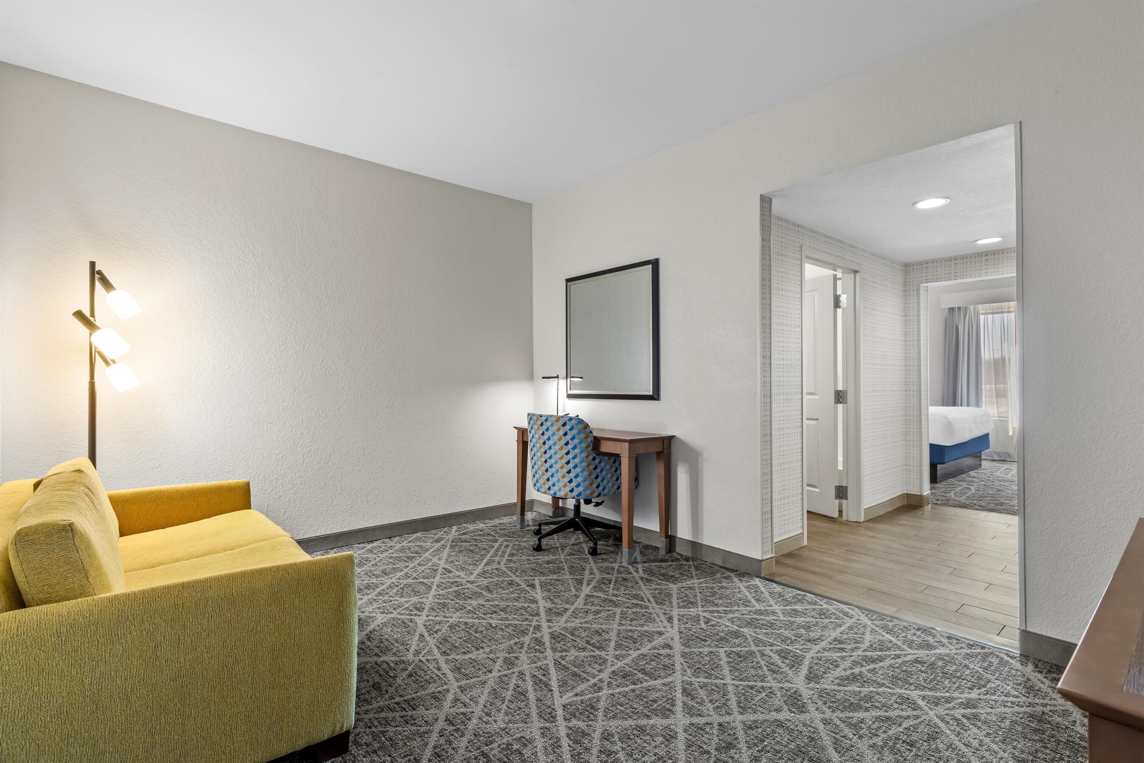 King, Suite, Kitchenette | Minibar, in-room safe, iron/ironing board, free cribs/infant beds