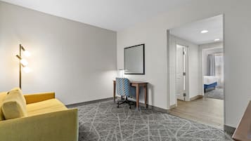 King, Suite, Kitchenette | Minibar, in-room safe, iron/ironing board, free cribs/infant beds