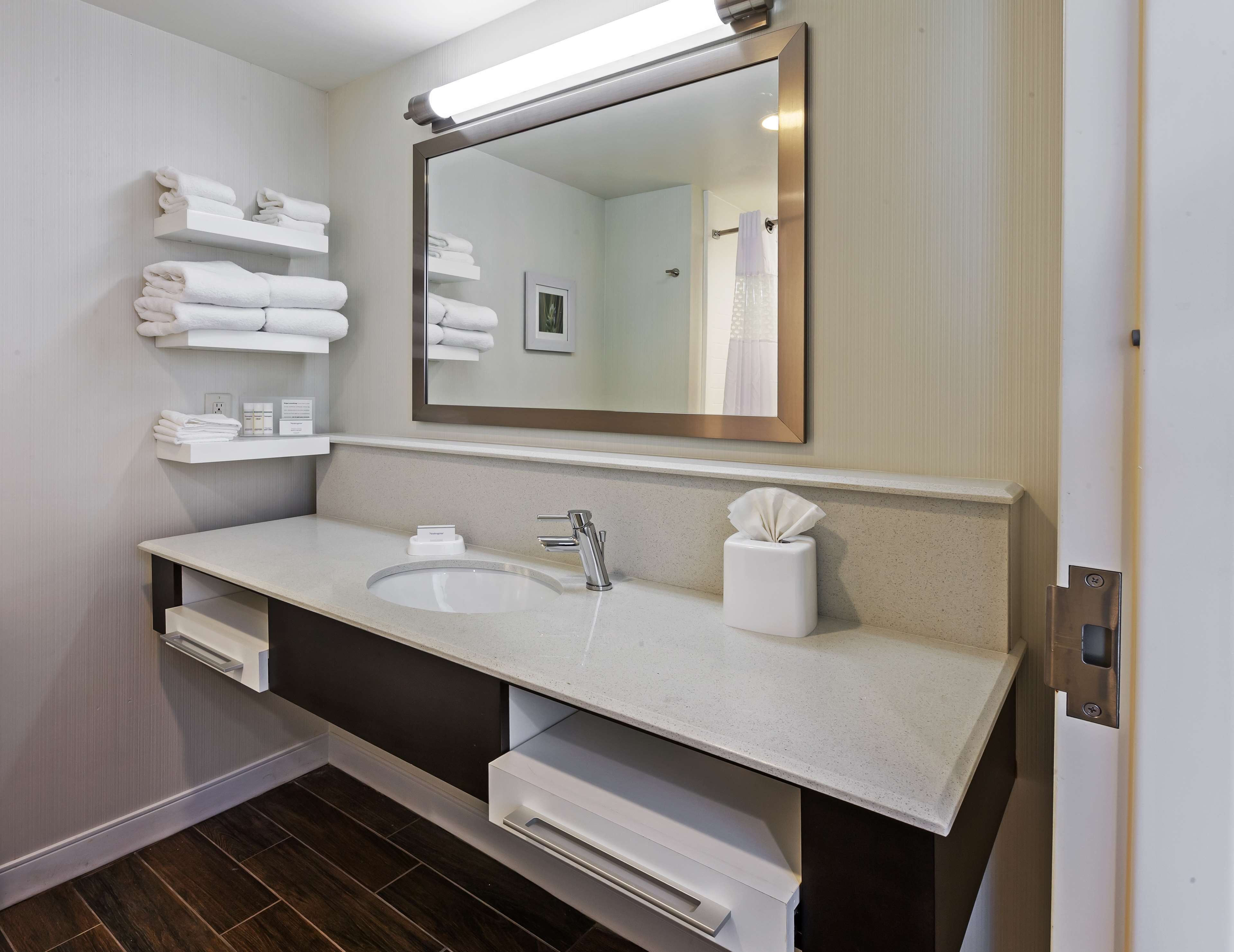 combined shower/bathtub, hair dryer, towels