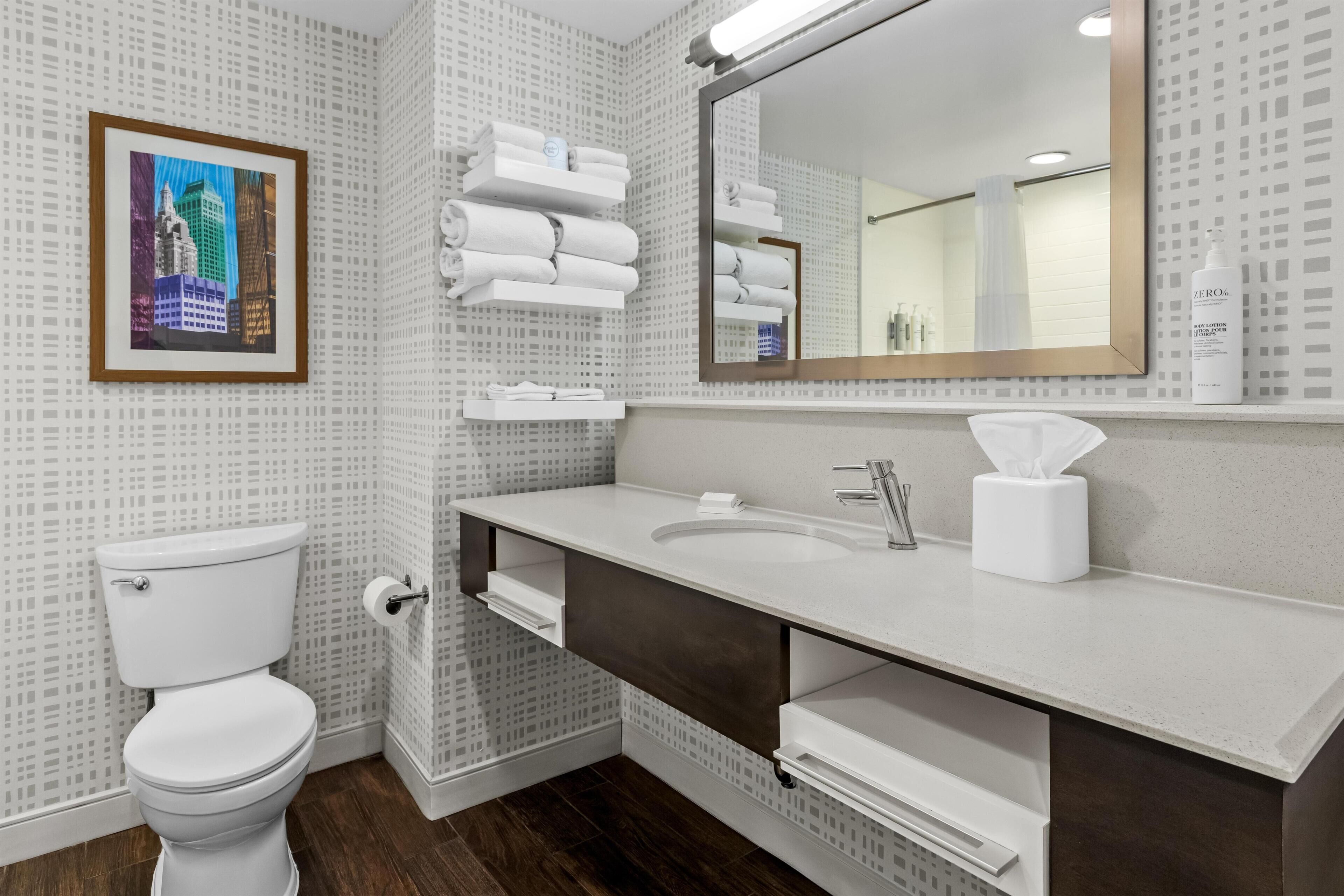 Habitación, 2 camas Queen size, refrigerador y microondas | Baño | Tina con regadera, secadora de cabello, toallas 