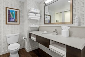 Chambre, 2 grands lits, réfrigérateur et four à micro-ondes | Salle de bain