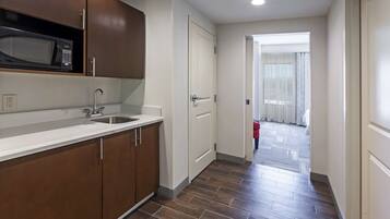 King, Suite, cocina básica | Cocina privada | Frigorífico pequeño, microondas y cafetera o tetera