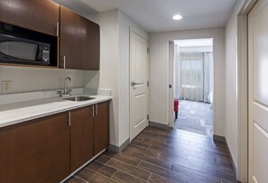 King, Suite, cocina básica | Cocina privada | Frigorífico pequeño, microondas y cafetera o tetera