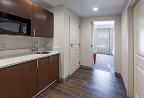 Frigobar, microondas, cafetera/tetera