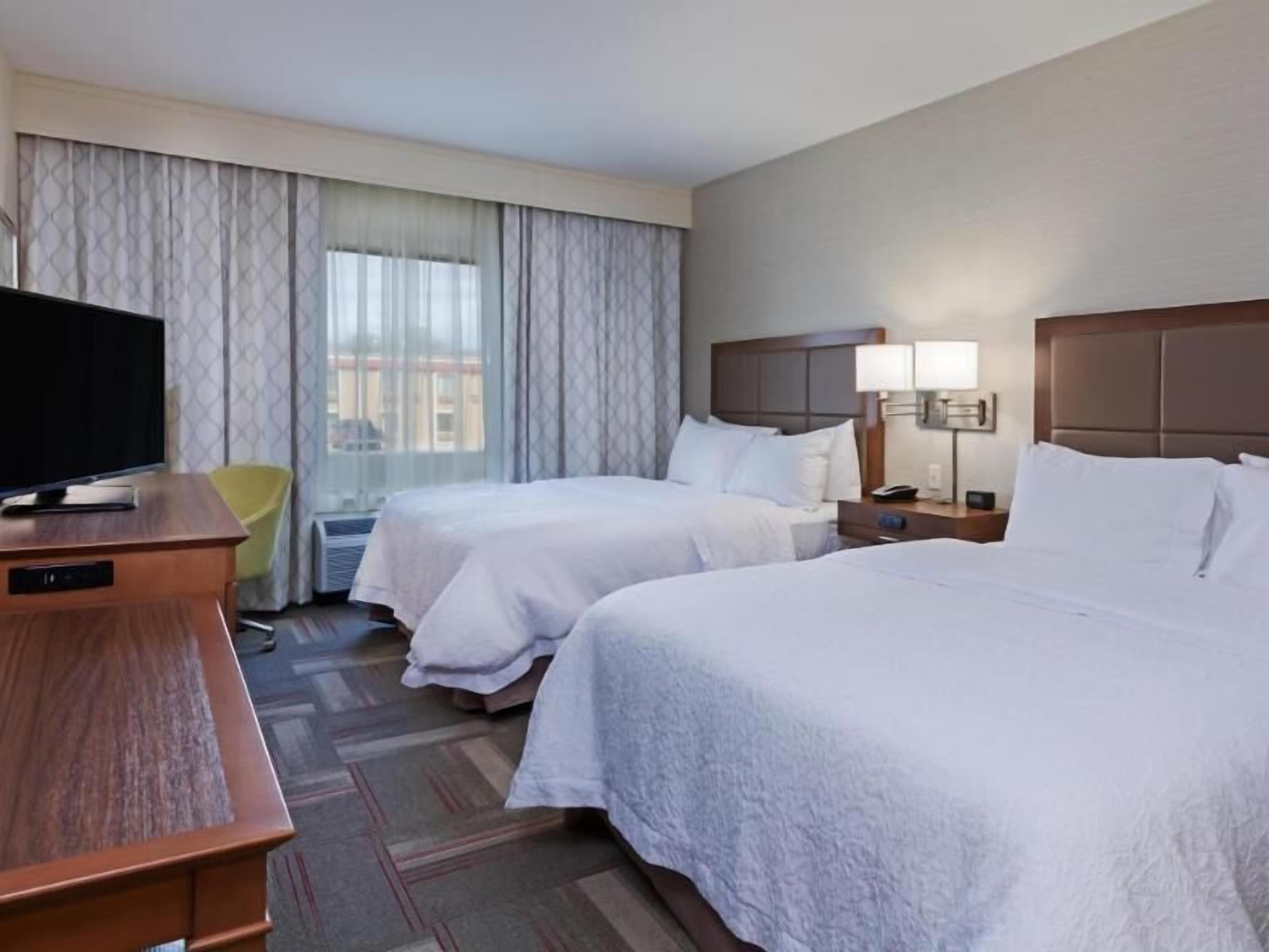 Frigobar, cofres nos quartos, ferros/tábuas de passar roupa