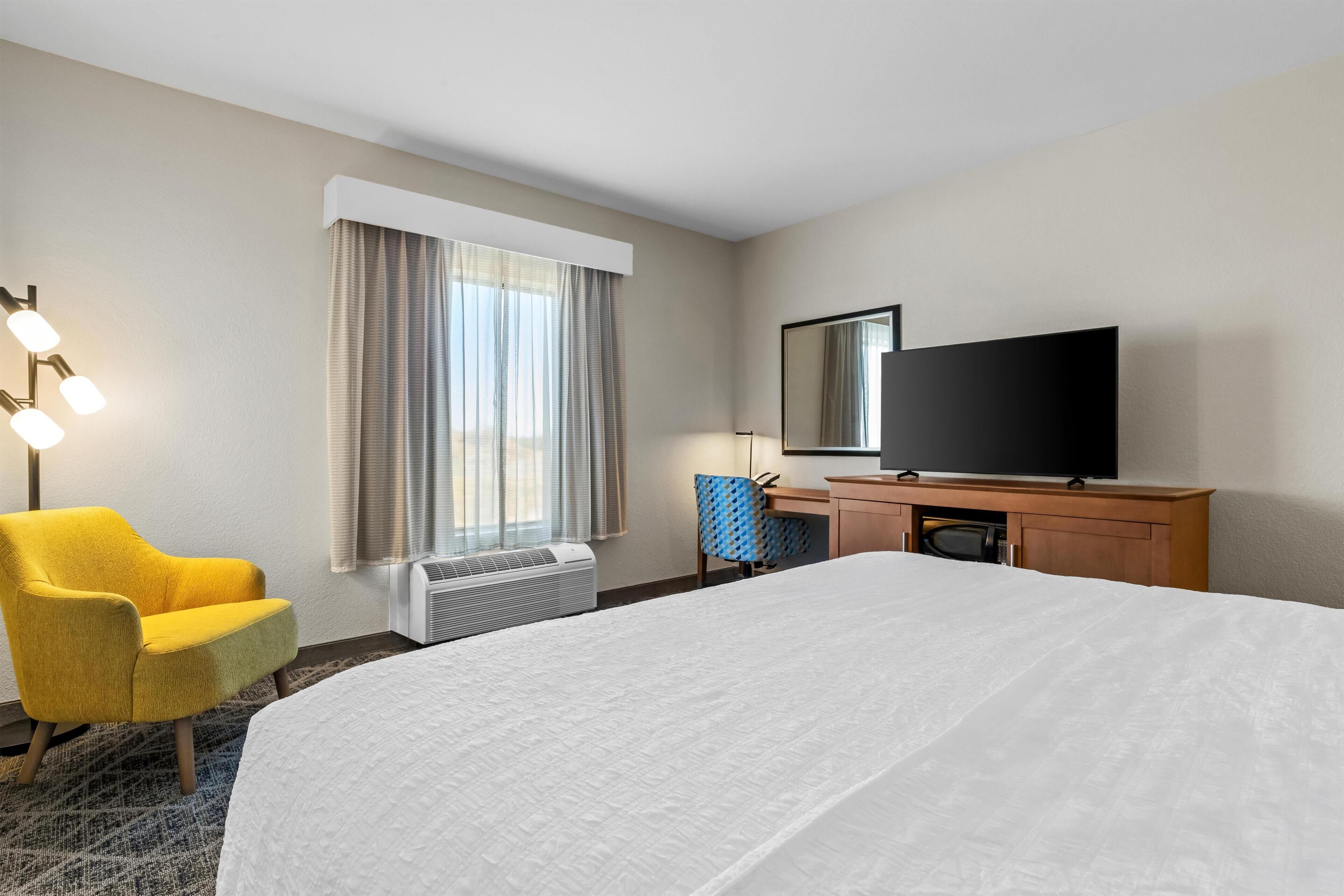 King, Refrigerator & Microwave | Minibar, in-room safe, iron/ironing board, free cribs/infant beds