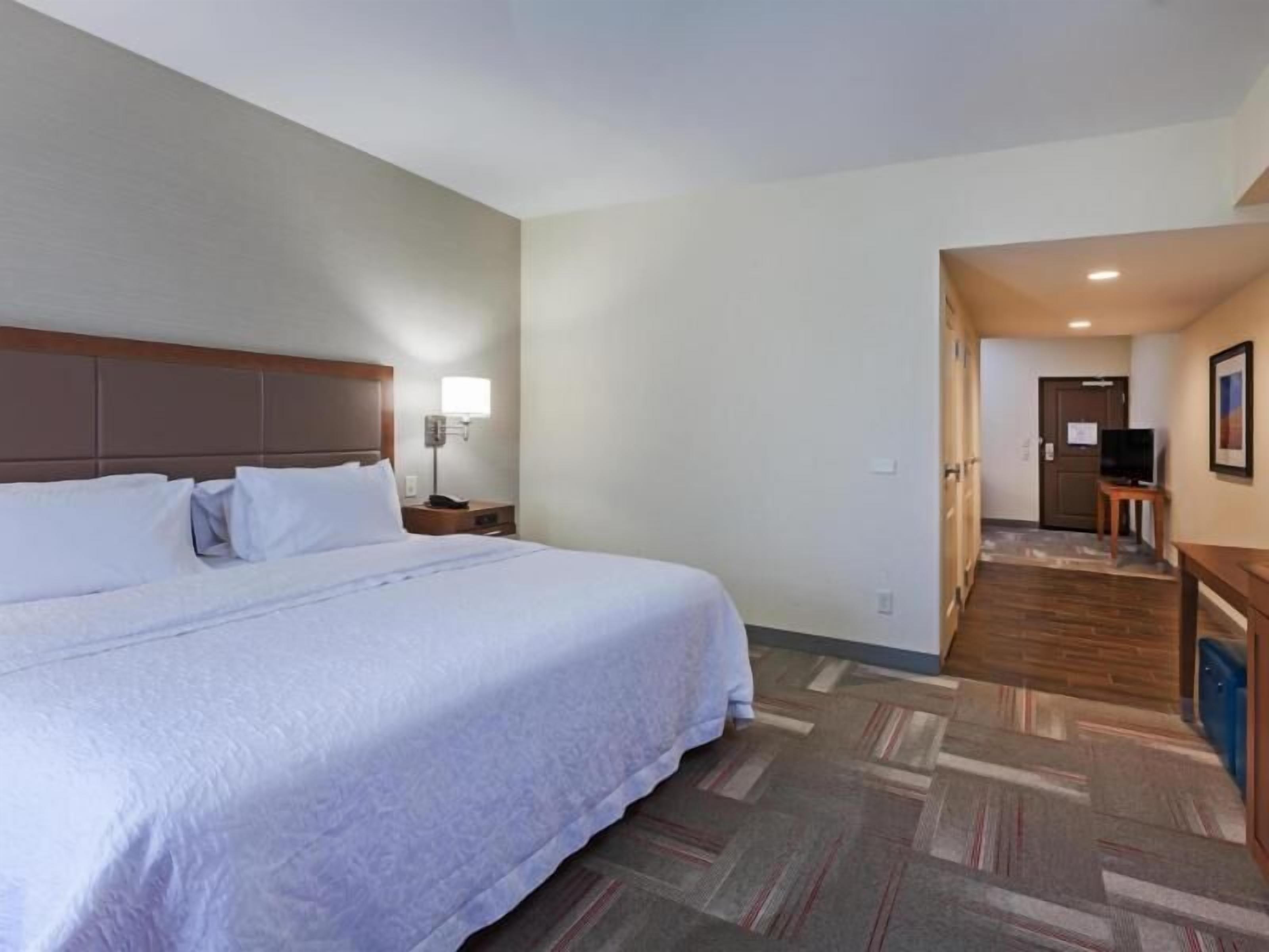 Frigobar, cofres nos quartos, ferros/tábuas de passar roupa