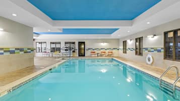 Una piscina cubierta (de 09:00 a 22:00), tumbonas