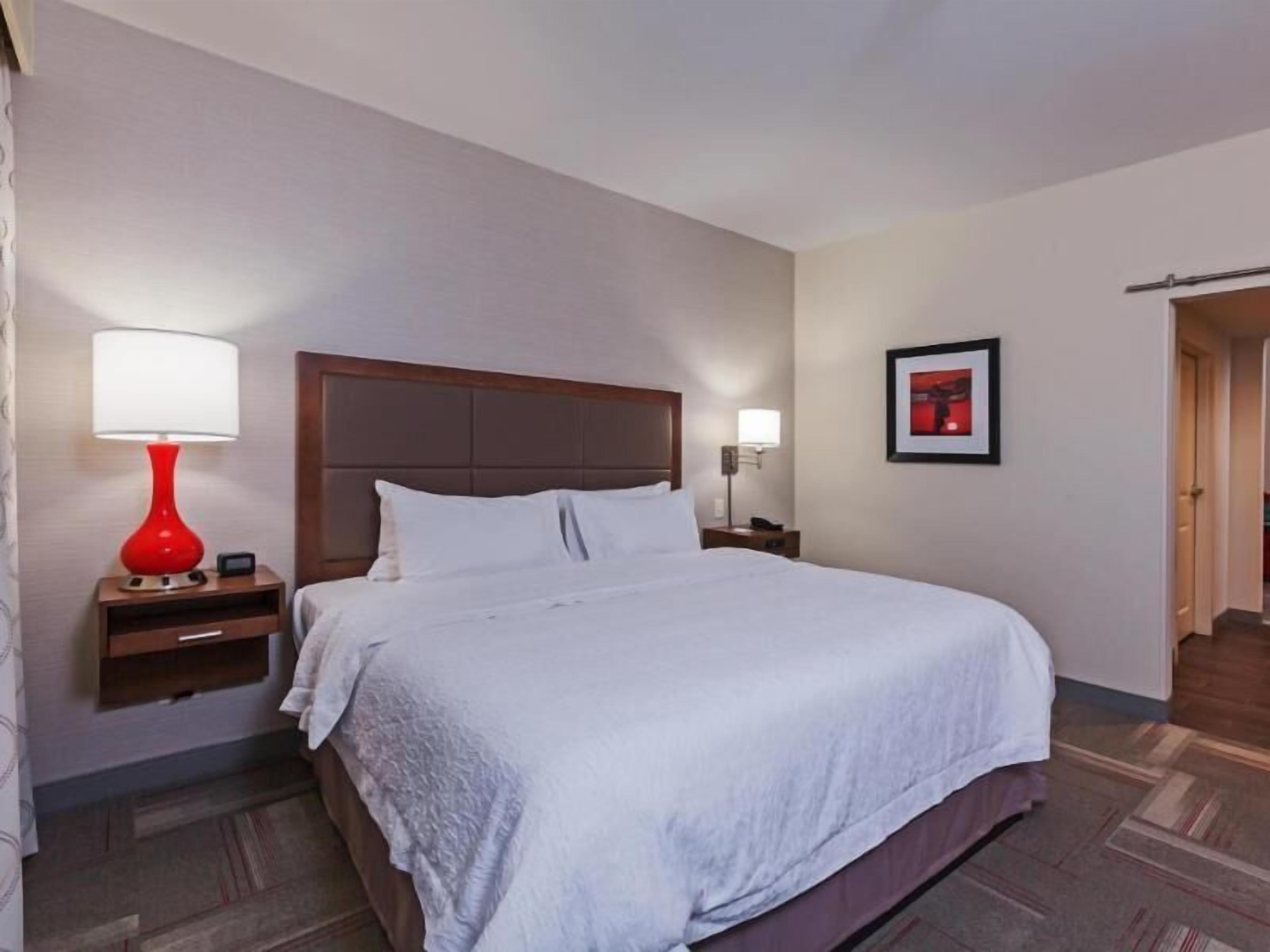 Frigobar, cofres nos quartos, ferros/tábuas de passar roupa