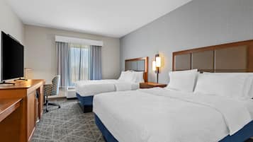 Quarto, 2 camas Queen, geladeira e micro-ondas | Frigobar, cofres nos quartos, ferros/tábuas de passar roupa