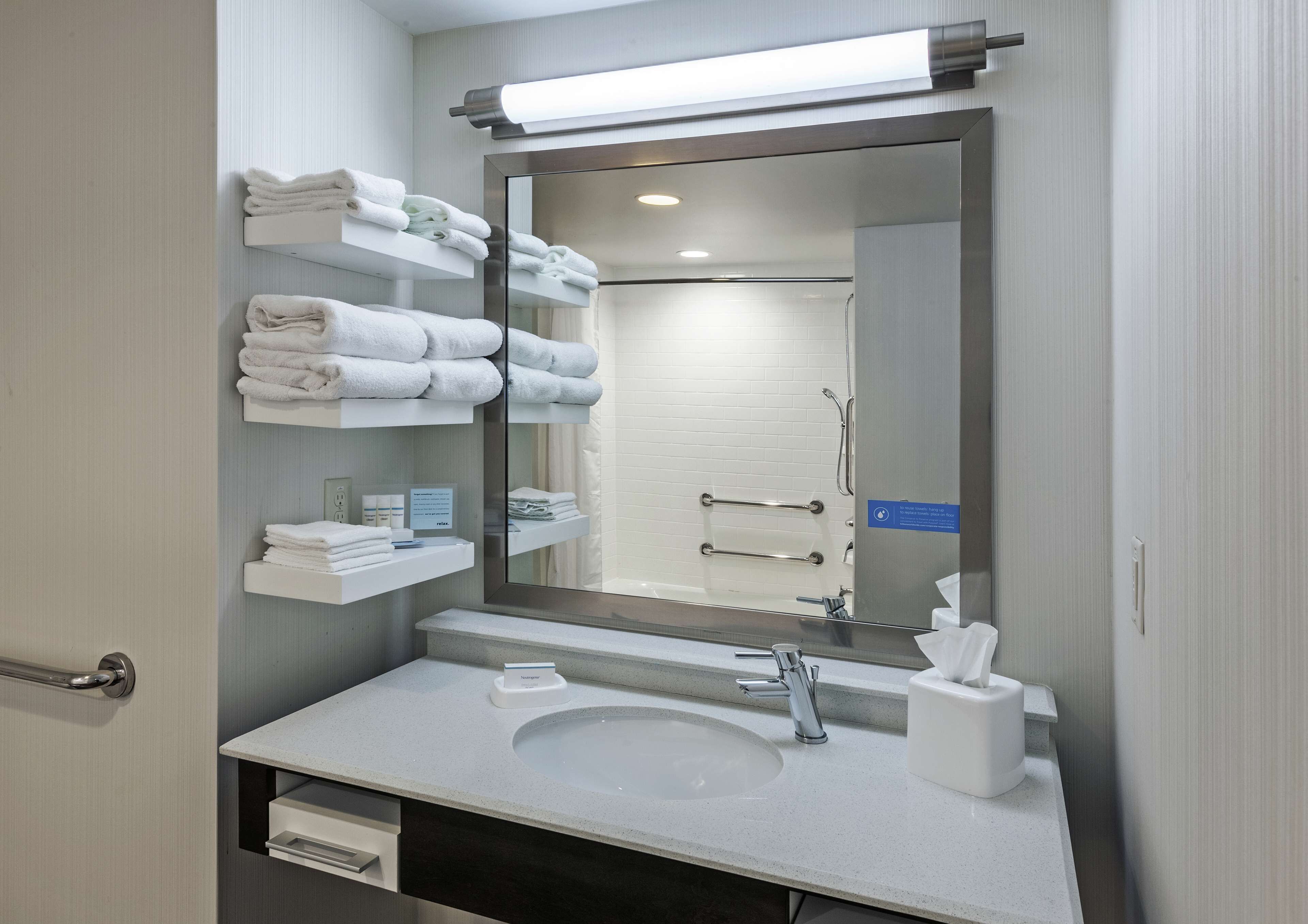 combined shower/bathtub, hair dryer, towels