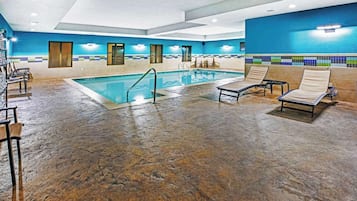 Una piscina cubierta (de 09:00 a 22:00), tumbonas