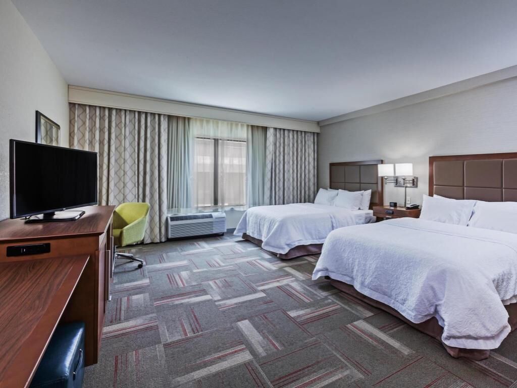 Frigobar, cofres nos quartos, ferros/tábuas de passar roupa