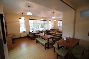 Breakfast and dinner served - YHA Snowdon Llanberis - Hostel (Caernarfon)
